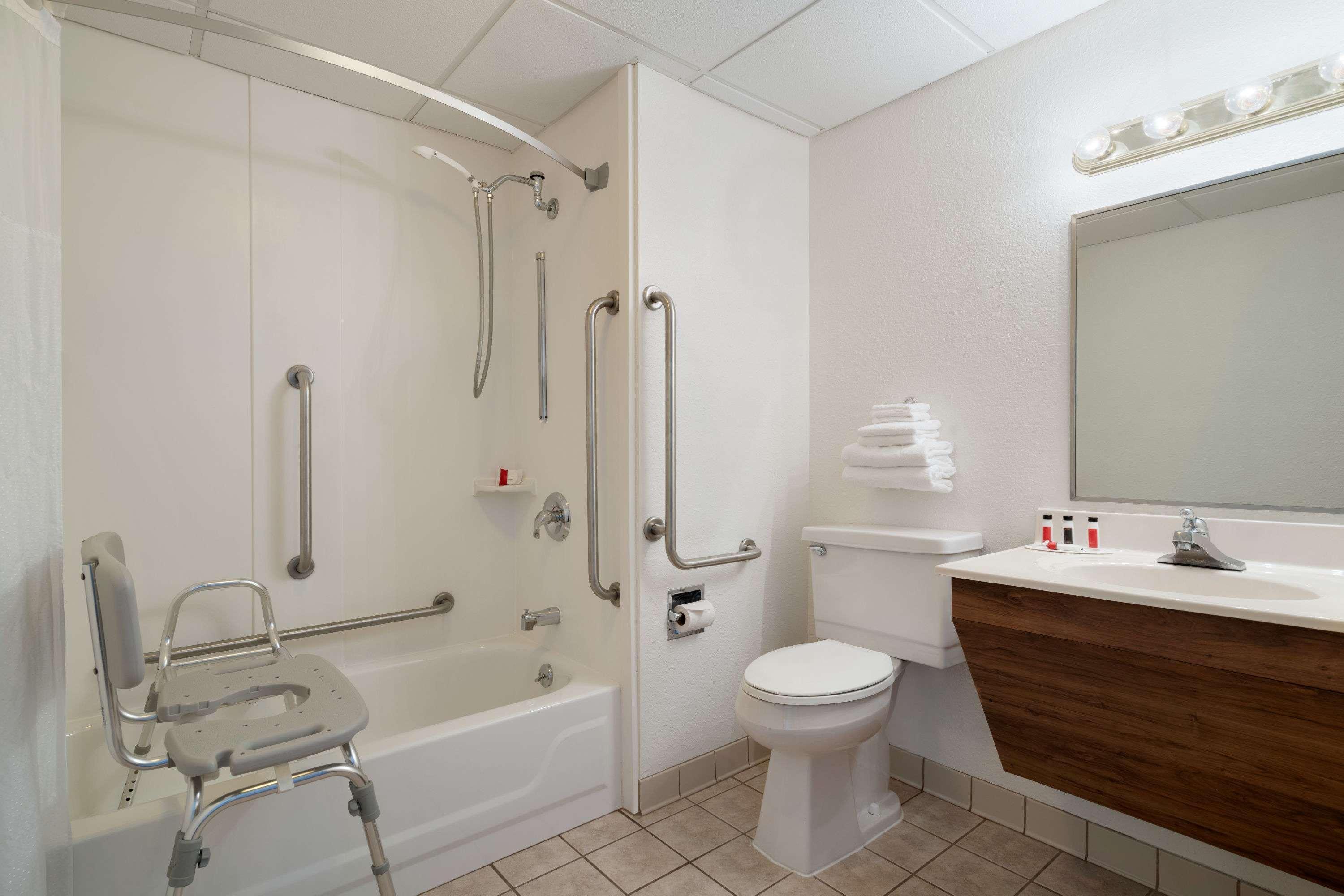 Super 8 By Wyndham Portland/Westbrook Area Otel Dış mekan fotoğraf