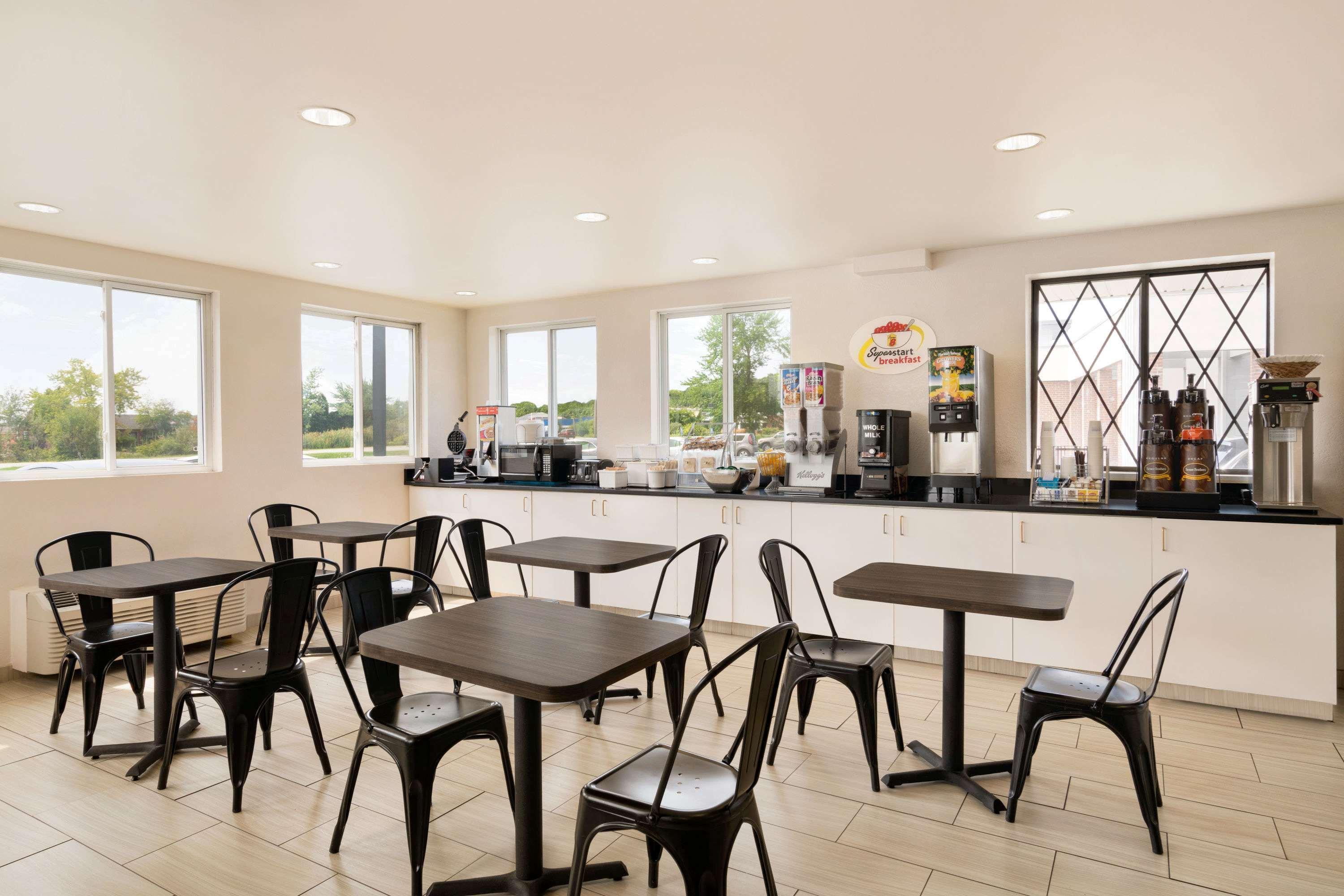 Super 8 By Wyndham Portland/Westbrook Area Otel Dış mekan fotoğraf