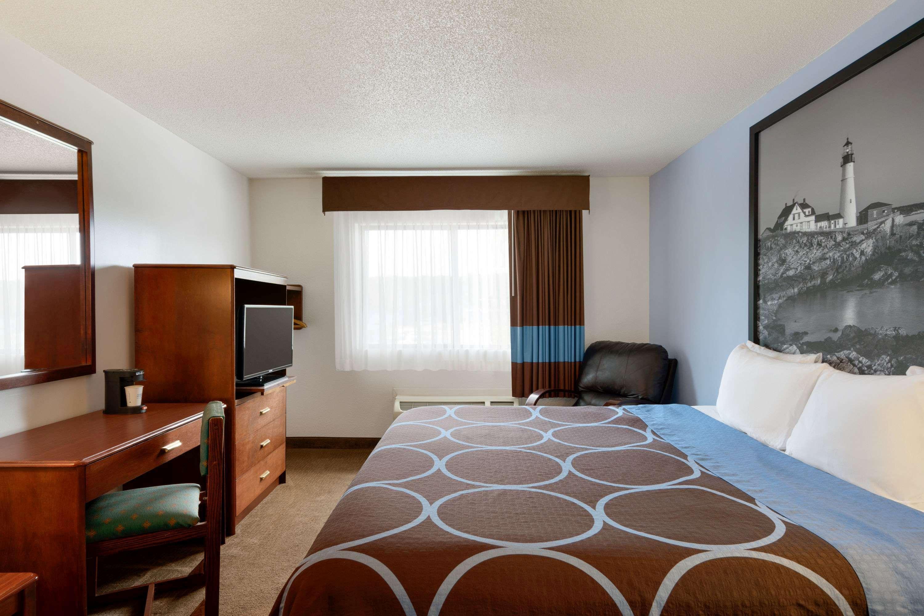 Super 8 By Wyndham Portland/Westbrook Area Otel Dış mekan fotoğraf