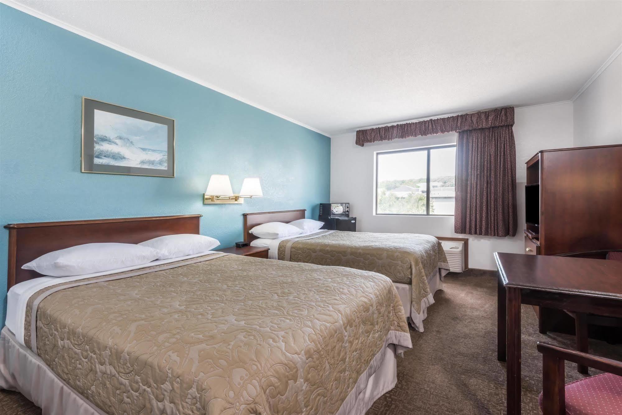 Super 8 By Wyndham Portland/Westbrook Area Otel Dış mekan fotoğraf