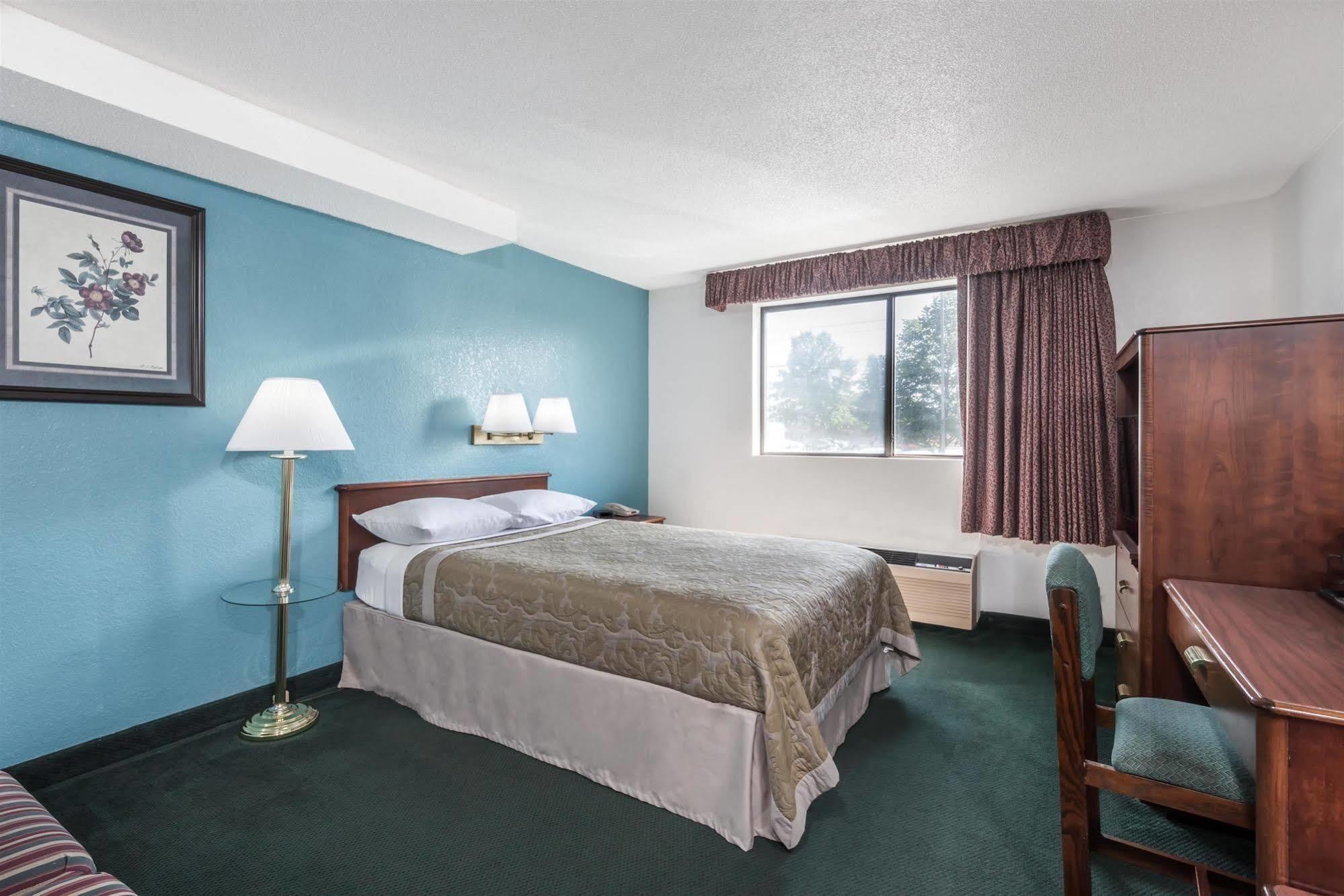 Super 8 By Wyndham Portland/Westbrook Area Otel Dış mekan fotoğraf